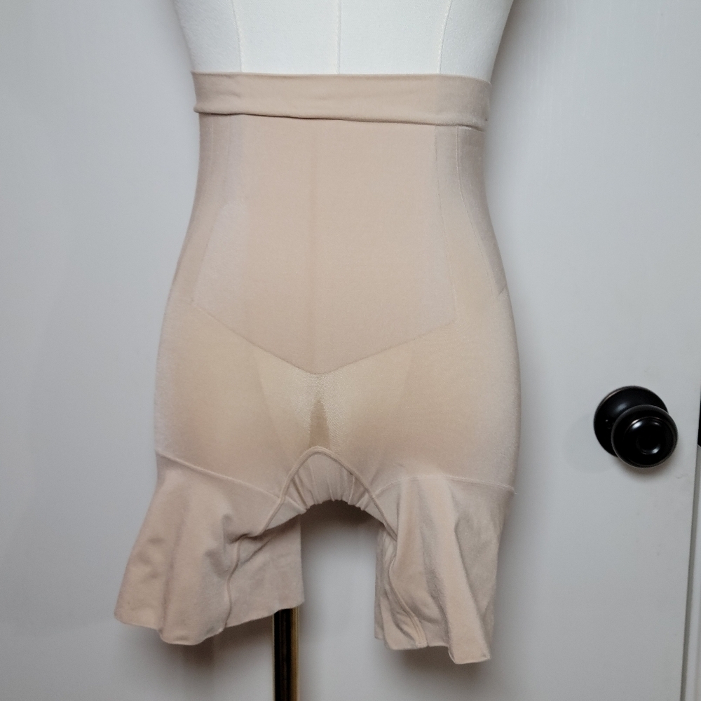 SPANX OnCore Mid-Thigh Shaping Shorts Size Medium